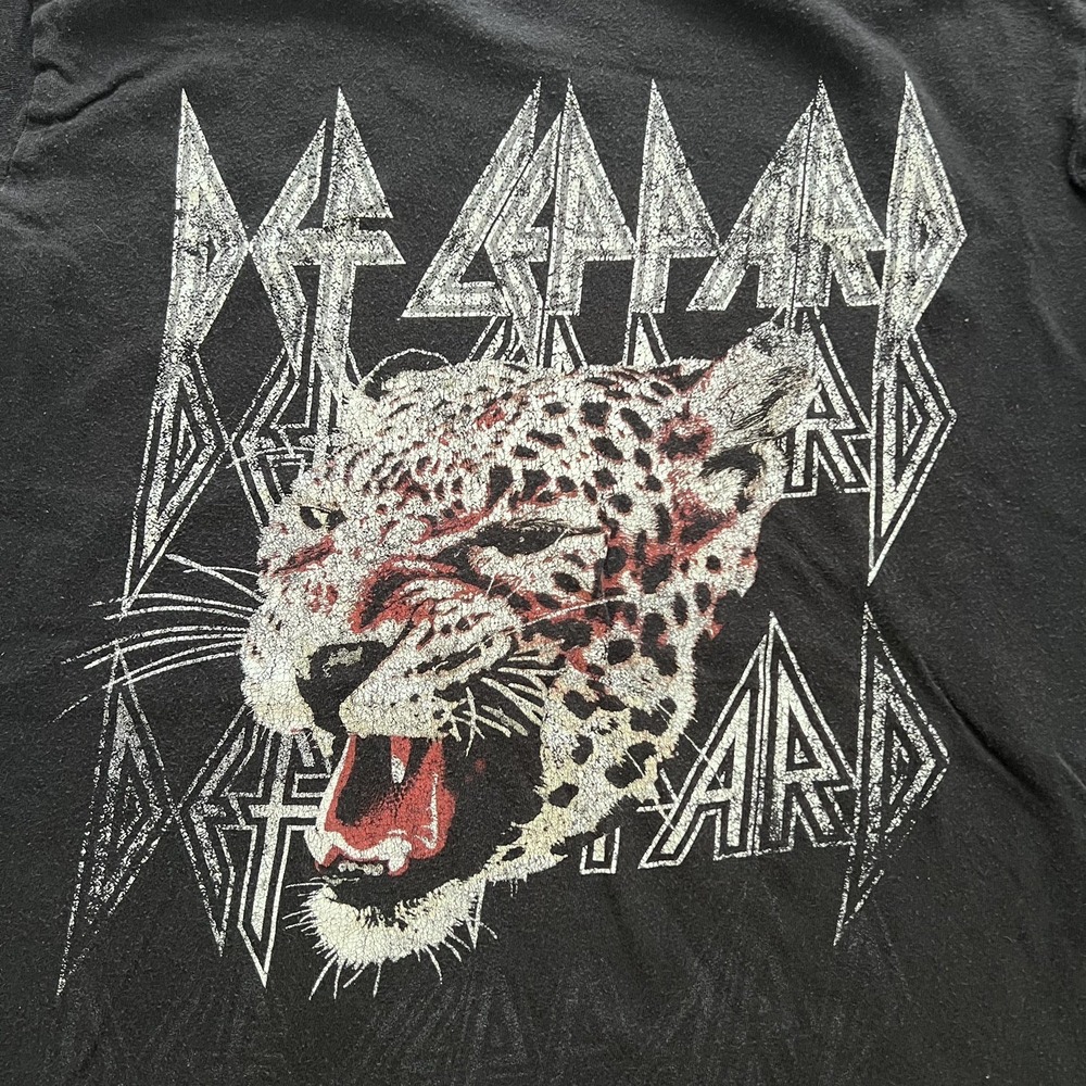 Def Leppard T-Shirt Womens Small Short Sleeve Leopard Rock Graphic Band Tee
